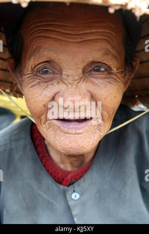 Nahaufnahme Porträt einer älteren Frau smocking lächelnd. Hoi An. Vietnam. Stockfoto