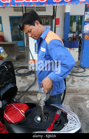 Tankwart Befüllen ein Motorroller. Thay Ninh. Vietnam. Stockfoto