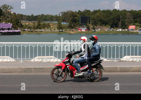 Jungen asiatischen Paar reiten Motorrad. Dalat. Vietnam. Stockfoto