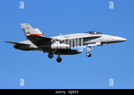 LEEUWARDEN, Niederlande - 21.April 2016: Finnische Air Force McDonnell Douglas F/A-18 Hornet Kampfjet Landung auf Leeuwarden airbase Während militar Stockfoto