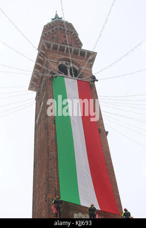 Vicenza, VI, Italien - Dezember 4, 2015: Feuerwehr mit einem grossen italienischen Flagge und der Turm der alten Palast genannt Basilika Palladiana während einer exerc Stockfoto