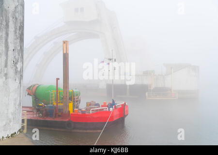 Misty Bild eines roten Schiff vor Der driel Wehr in den Niederlanden Stockfoto