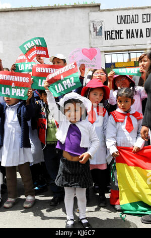 Schüler begrüßt die VIII März in Verteidigung der TIPNIS (die linke Trinidad am 15. August 2011), wie es in La Paz, Bolivien kommt Stockfoto