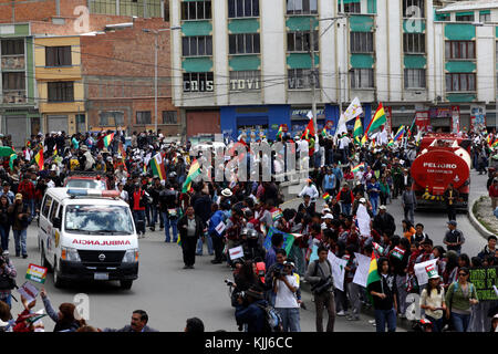 Menschenmassen willkommen Die VIII März in Verteidigung der TIPNIS (die linke Trinidad am 15. August 2011), wie es in La Paz, Bolivien kommt Stockfoto