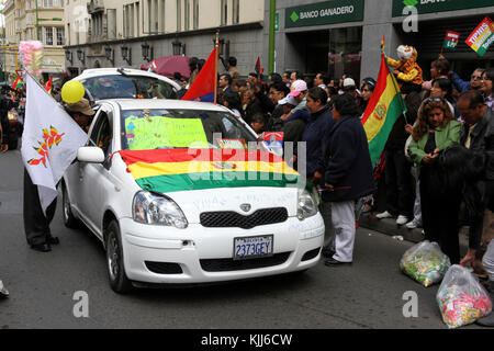Fahrzeuge der VIII März begleiten in der Verteidigung der TIPNIS (die linke Trinidad am 15. August 2011), wie es in La Paz, Bolivien kommt Stockfoto