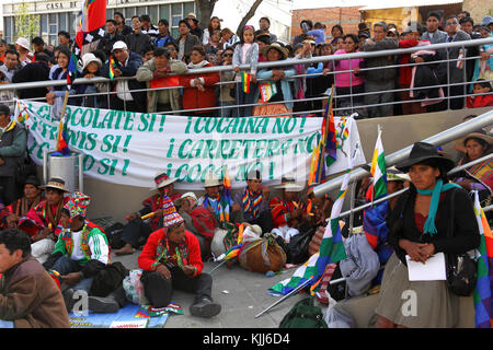 Mitglieder der CONAMAQ Highland indigene Völker Union warten die VIII März in Verteidigung der TIPNIS begrüßen zu dürfen, wie es in La Paz, Bolivien kommt Stockfoto