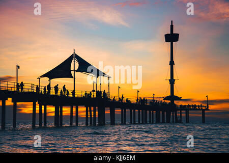 Die Menschen genießen den Sonnenuntergang vom Brighton Pier, South Australia Stockfoto