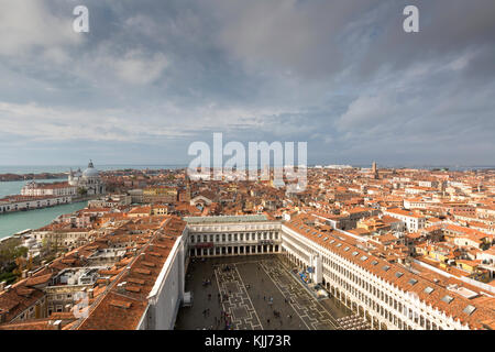 Blick vom Campanile auf den Canal Grande und die Kirche Santa Maria della Salute Blick nach Westen, Venedig, Italien Stockfoto