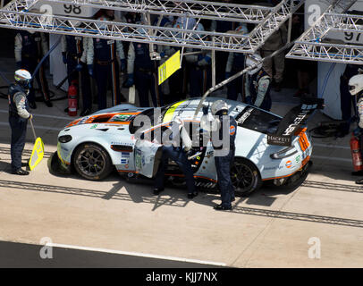 Aston Martin Rennwagen, die am 24-Stunden-Rennen 2014 in Le Mans teilnahmen Stockfoto