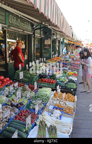 Wien, Österreich - 11. Juli 2015: Touristen Einkaufsmöglichkeiten am Naschmarkt Farmers Market in Wien, Österreich. Stockfoto