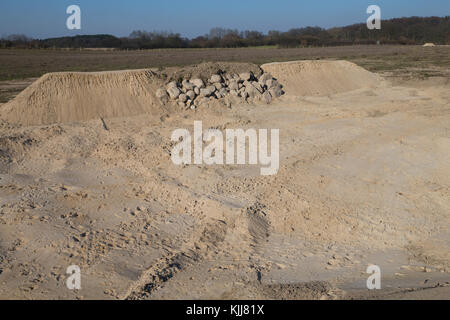 Lebensraum für zauneidechse durch Schafung von Steinhaufen, Legesteinhaufen und Totholz, Lesesteinhaufen, Totholzhaufen in einem Sandgebiet, Sand, so Stockfoto