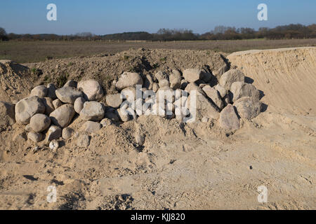 Lebensraum für zauneidechse durch Schafung von Steinhaufen, Legesteinhaufen und Totholz, Lesesteinhaufen, Totholzhaufen in einem Sandgebiet, Sand, so Stockfoto