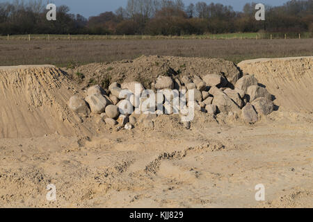 Lebensraum für zauneidechse durch Schafung von Steinhaufen, Legesteinhaufen und Totholz, Lesesteinhaufen, Totholzhaufen in einem Sandgebiet, Sand, so Stockfoto