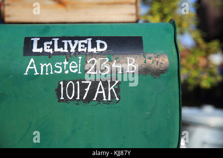 Mailbox für ein Schiff auf den Amstelkanal festgemacht, in Amsterdam, in den Niederlanden Stockfoto