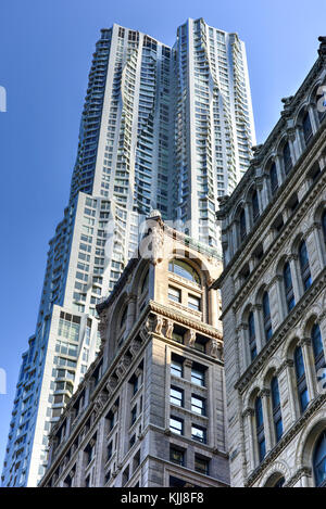 New York, USA - Mai 30, 2015: 8 Fichte Straße Wolkenkratzer (alias Beekman Tower) in New York. Das Gebäude auf 265 m ist der 12. höchste Wohnhaus towe Stockfoto