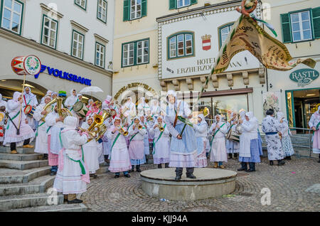 Die legendäre Ausseer Fasching in Österreich erleben: traditionelle Karneval Kostüme und Zoll sind die Markenzeichen dieses fantastische Veranstaltung im Februar. Stockfoto