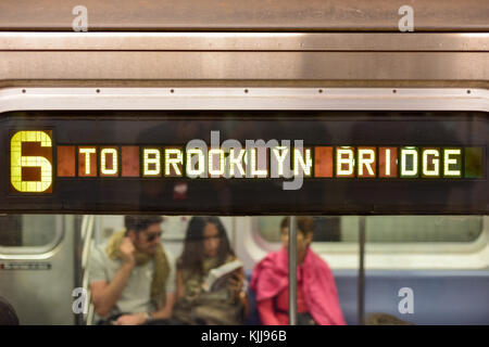 New York, USA - 31. Mai, 2015: Der 6. Zug auf dem Weg Bridge Station in der New Yorker U-Bahn nach Brooklyn. Stockfoto