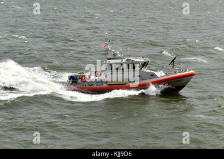 Us coast Guard Schiff in den East River und die Verteidigung einer Staten Island Fähre in New York. Stockfoto