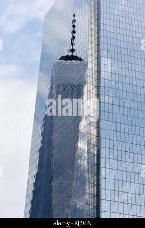 New York, New York - April 5, 2015: Ein Welthandel widerspiegelt von 4 World Trade Center in Manhattan. Stockfoto