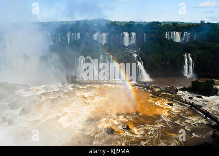 Iguaçu-Wasserfälle, die grössten Wasserfälle der Welt, an der brasilianischen und argentinischen Grenze gelegen, Blick von der brasilianischen Seite. Stockfoto