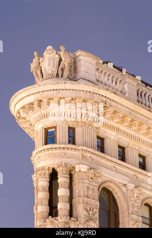 New York, NY, USA - 14. April 2015: Flat Iron Building nachts im Jahre 1902 ist der erste Wolkenkratzer, der je gebaut wurde, new york city, usa. Stockfoto