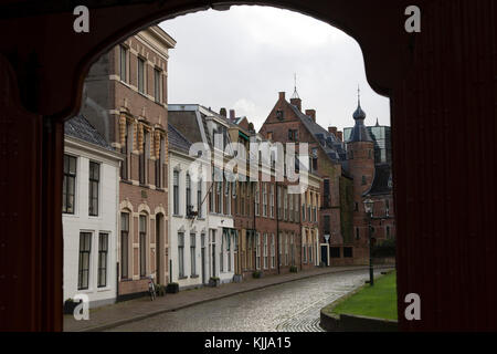 Häuser mit Blick auf den Kirchhof von St. Martin in Groningen, Niederlande. Die Hauptkirche der Stadt ist dem Heiligen Martin von Tours geweiht. Stockfoto