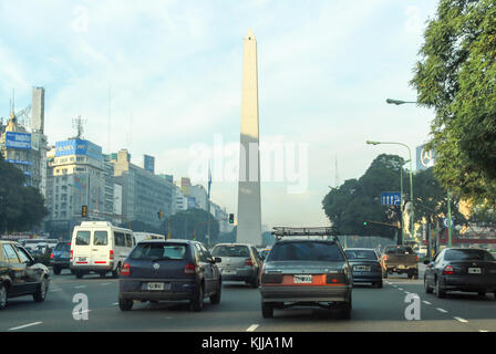Buenos Aires, Argentinien - 21. Mai 2007: Obelisco Avenida 9 de Julio ist eine breite Straße in der Stadt Buenos Aires, Argentinien. seinen Namen ehren Argentinien Stockfoto