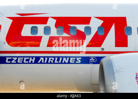 PRAGUE RUZYNE AIRPORT, CZECH REPUBLIC - October 8, 2007: Czech Airlines insignia on a CSA plane in Prague, Czech Republic. Stockfoto