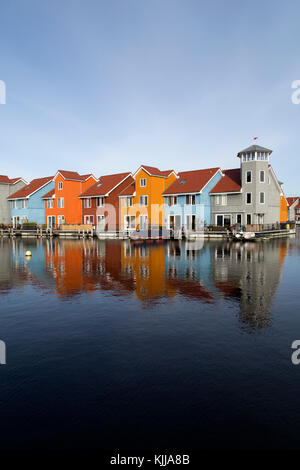 Bunte Häuser am Wasser am reitdiep reitdiephaven (Marina) in Groningen, Niederlande. Stockfoto