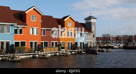 Bunte Häuser am Wasser am reitdiep reitdiephaven (Marina) in Groningen, Niederlande. Stockfoto