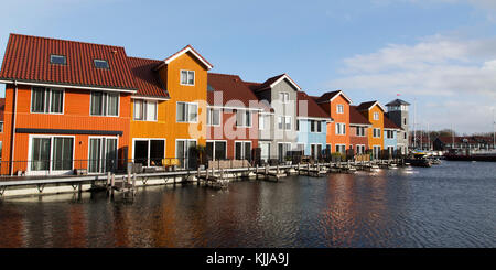 Bunte Häuser am Wasser am reitdiep reitdiephaven (Marina) in Groningen, Niederlande. Stockfoto