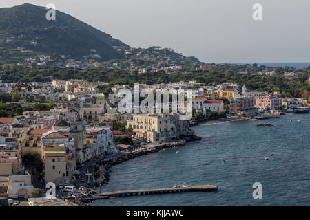 Touristen zu Fuß eine Kopfsteinpflasterstraße entlang und schon ist man in einer regnerischen Dubrovnik, Kroatien Stockfoto