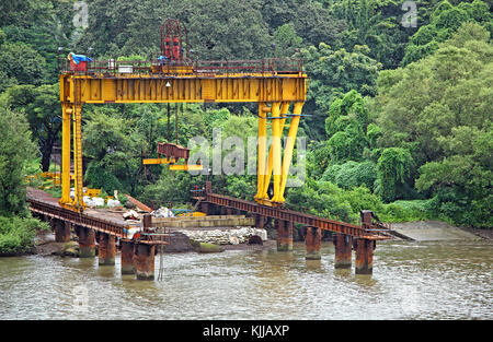 Nahaufnahme von laderampe mit Portalkran für die Verladung von schweren Bauteilen und Segmente auf Lastkähne für den Bau der Brücke über den Fluss Mandovi, Goa Stockfoto