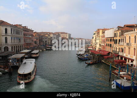 Der Blick auf den Canal Grande am Morgen von der Rialtobrücke entfernt. Stockfoto