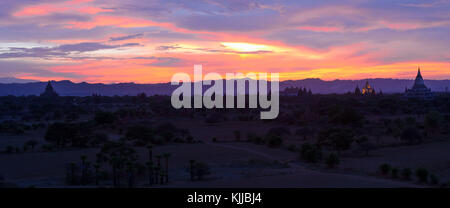 Von einem Schrein Dach über das Tal der Tempel, der zum UNESCO-Weltkulturerbe site von Bagan leuchtet durch den Sonnenuntergang, Myanmar Stockfoto