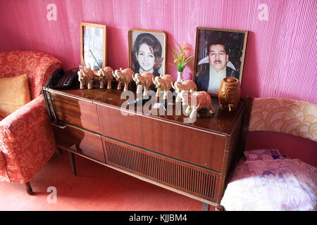 Ein Zimmer mit einer Mittelschicht südamerikanischen Familie. rosa Wände und alte Möbel. Wahrscheinlich Brasilien oder Argentinien. Stockfoto