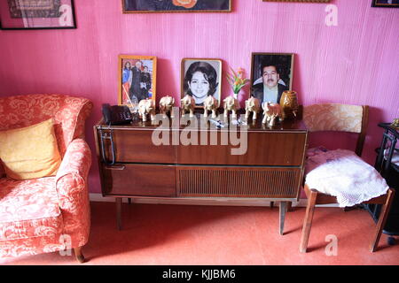 Ein Zimmer mit einer Mittelschicht südamerikanischen Familie. rosa Wände und alte Möbel. Wahrscheinlich Brasilien oder Argentinien. Stockfoto