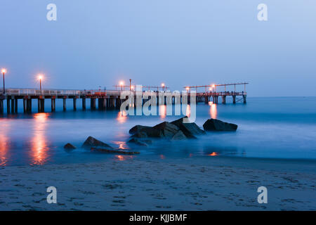 Pier und Felsen am Strand Aussicht vom Strand von Coney Island, Brooklyn, New York. Stockfoto