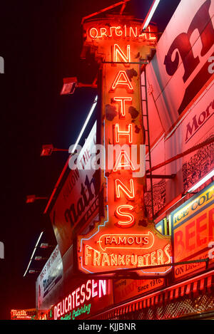 Brooklyn, New York - 21. März 2015: Der ursprüngliche Nathan Frankfurter Restaurant in Coney Island, Brooklyn, New York in der Nacht. Stockfoto