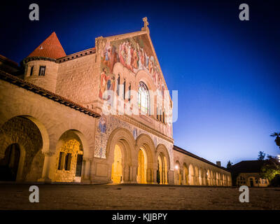 Denkmal Kirche während der Nacht am Stanford Campus Stockfoto