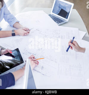 Business Frauen arbeiten mit Business Projekt anhand von Zeichnungen Stockfoto
