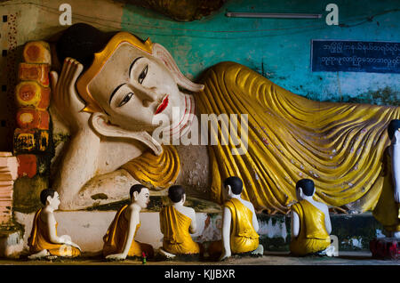 Liegenden Buddha Reliefs in kawgun Höhle, Hpa-an, Myanmar. Stockfoto