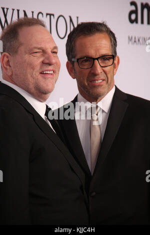 NEW YORK, NY - FEBRUAR 10: HARVEY WEINSTEIN und KENNETH COLE nehmen am 2016 10. Februar 2016 an der amfAR New York Gala in der Cipriani Wall Street in New York City Teil. Personen: HARVEY WEINSTEIN und KENNETH COLE Stockfoto