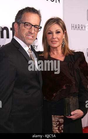 NEW YORK, NY - FEBRUAR 10: KENNETH COLE und MARIA CUOMO COLE nehmen am 2016 10. Februar 2016 an der amfAR New York Gala in der Cipriani Wall Street in New York City Teil. Personen: KENNETH COLE und MARIA CUOMO COLE Stockfoto