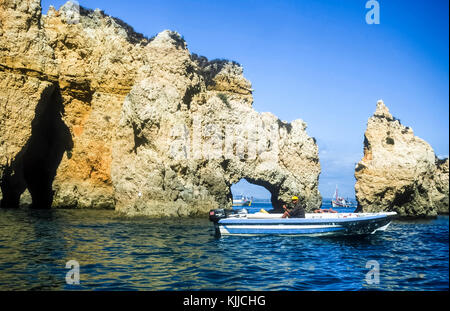 Boot, die Reise durch die stunnung Felsformationen in der Küstenregion der Algarve, Portugal. Stockfoto