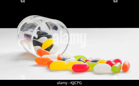 Tabelle Bild oben von Jelly Beans Kaskadierung von Glas container. Stockfoto
