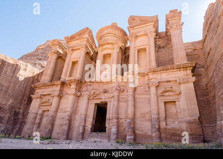 Fassade von El Deir (Kloster), einem berühmten Wahrzeichen und Aussichtspunkt im Weltkulturerbe von Petra, Jordanien. Stockfoto