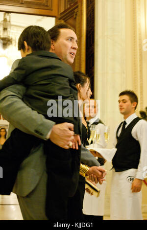 BUKAREST, RUMÄNIEN - OCT 31: Schauspieler Nicolas Cage, Alice Kim Cage und Sohn Kal-El beim Halloween Ball des Parlamentspalastes in Bukarest. Am 31. Oktober 2010 in Bukarest, Rumänien Personen: Nicolas Cage Alice Kim Cage Kal-E. Stockfoto