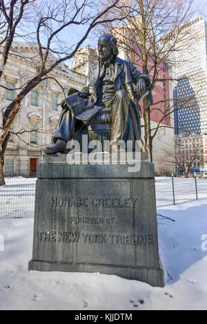 Ein Denkmal eingeweiht, Horace Greeley, der Gründer der New York Tribune, in der Innenstadt von New York City im Winter. Stockfoto