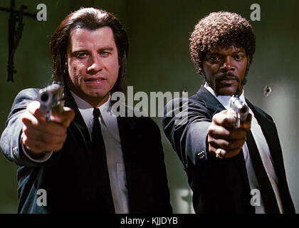 Samuel L. Jackson und John Travolta als mob Erfolg Männer Jules Winnfield und Vincent Vega in Pulp Fiction (1994) unter der Regie von Quentin Tarantino. Stockfoto